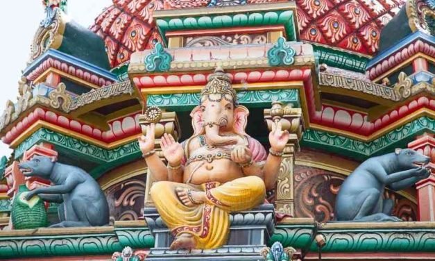 How many Hindu temples are functioning in India?