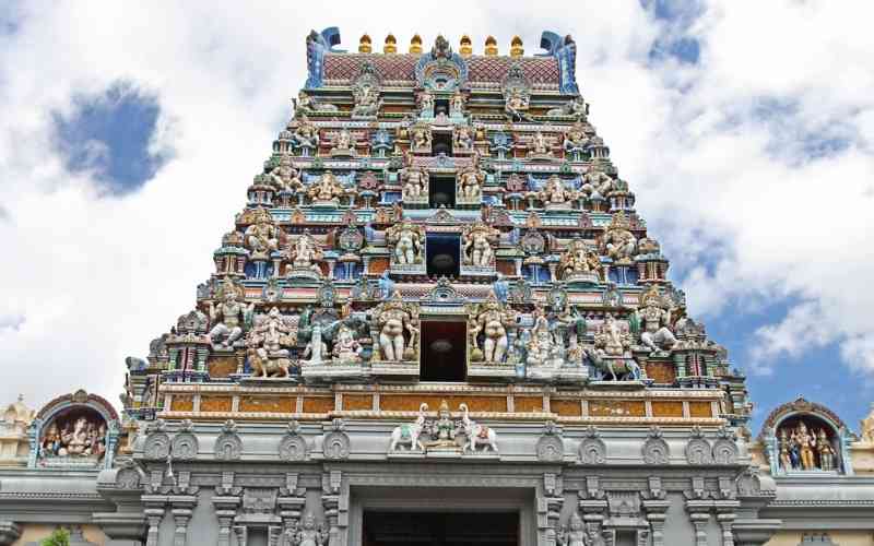 What are some amazing facts about Hindu temples?